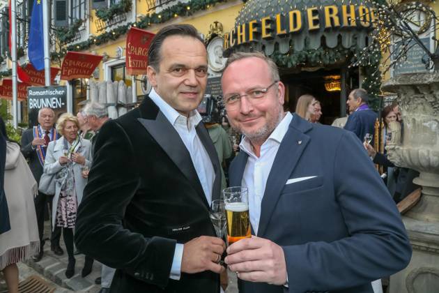 RECORD DATE NOT STATED 09.05.2023, Marchfelderhof Deutsch-Wagram, Verleihung des GOLDENEN SPARGELS, an den 4-Hauben-Koch HUBERT WALLNER im Bild: Robert Glock, Hubert Wallner, Verleihung des GOLDENEN SPARGELS