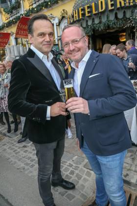 RECORD DATE NOT STATED 09.05.2023, Marchfelderhof Deutsch-Wagram, Verleihung des GOLDENEN SPARGELS, an den 4-Hauben-Koch HUBERT WALLNER im Bild: Robert Glock, Hubert Wallner, Verleihung des GOLDENEN SPARGELS