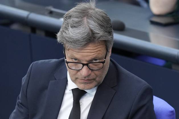 Deutscher Bundestag, 102. Plenarsitzung Robert Habeck (Gruene) der Wirtschafts- und Klimaminister im Portrait schaut er fragend durch seine Brille auf der Regierungsbank bei der Aktullen Stunde bei der 102. Sitzung des Deutschen Bundestag, 10.05.2023 Berlin,