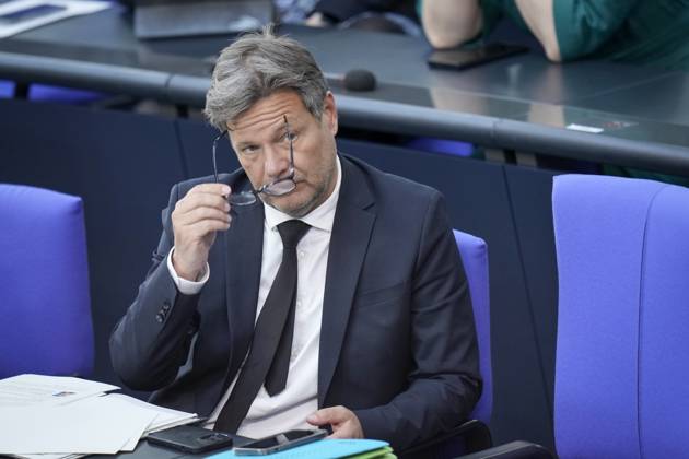 Deutscher Bundestag, 102. Plenarsitzung Robert Habeck (Gruene) der Wirtschafts- und Klimaminister zieht sich seine Brille auf und schaut nachdenklich auf der Regierungsbank bei der Aktullen Stunde bei der 102. Sitzung des Deutschen Bundestag, 10.05.2023 Berlin,