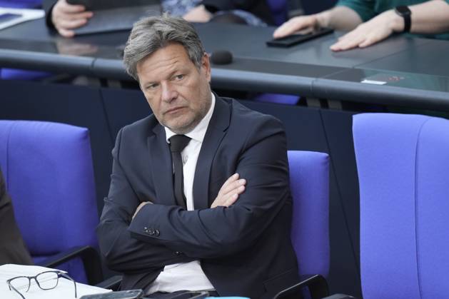 Deutscher Bundestag, 102. Plenarsitzung Robert Habeck (Gruene) der Wirtschafts- und Klimaminister im Portrait mit boesem Blick auf der Regierungsbank bei der Aktullen Stunde bei der 102. Sitzung des Deutschen Bundestag, 10.05.2023 Berlin,