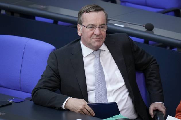 Deutscher Bundestag, 102. Plenarsitzung Verteidigungsminister Boris Pistorius (SPD) im Portrait gelassen und entspannt auf der Regierungsbank bei der 102. Sitzung des Deutschen Bundestag, 10.05.2023 Berlin, Berlin Berlin Deutschland