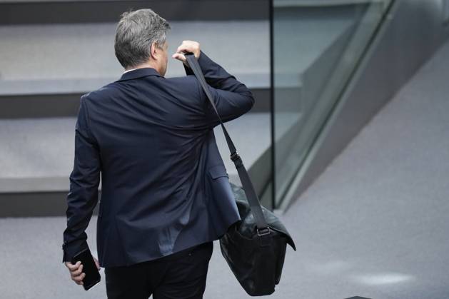 Deutscher Bundestag, 102. Plenarsitzung Wirtschafts- und Klimaminister Robert Habeck (Gruene) wirft sich locker die Tasche ueber die Schulter und verlasst das Plenum bei der 102. Sitzung des Deutschen Bundestag,10.05.2023 Berlin, Berlin Berlin Deutschland