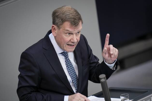 Deutscher Bundestag, 102. Plenarsitzung Dr. Johann David Wadephul (CDU) im Portrait mit Handgeste und Fingerzeig bei seiner Rede zur Verlaengerung des Bundeswehreinsatzes in Mali im Rahmen der 102. Sitzung des Deutschen Bundestag,10.05.2023 Berlin, Berlin Berlin Deutschland