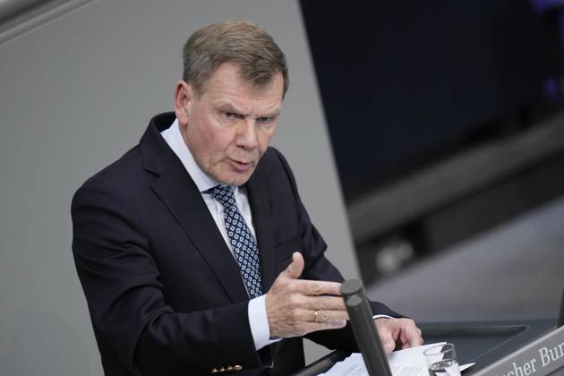Deutscher Bundestag, 102. Plenarsitzung Dr. Johann David Wadephul (CDU) im Portrait mit Handgeste bei seiner Rede zur Verlaengerung des Bundeswehreinsatzes in Mali im Rahmen der 102. Sitzung des Deutschen Bundestag,10.05.2023 Berlin, Berlin Berlin Deutschland