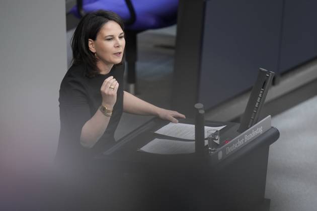 Deutscher Bundestag, 102. Plenarsitzung Außenministerin Annalena Baerbock (Gruene) im Portrait mit kraftvoller Handgeste untermauert sie ihre Aussagen bei ihrer Rede zur Verlaengerung des Bundeswehreinsatzes in Mali im Rahmen der 102. Sitzung des Deutschen Bundestag,10.05.2023 Berlin, Berlin Berlin Deutschland