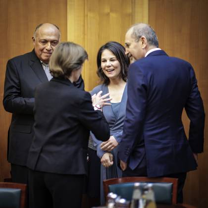 Lage im Nahostkonflikt: Annalena Baerbock, Bundesaussenministerin, laedt zu Kleeblatt-Treffen nach Berlin ein. Hier im Bild (L-R): Samih Schukri, Aussenminister von Aegypten, Catherine Colonna, Aussenministerin von Frankreich, Annalena Baerbock, Bundesaussenministerin, und Ayman Safadi , Aussenminister von Jordanien. Berlin, 11.05.2023. Berlin Deutschland