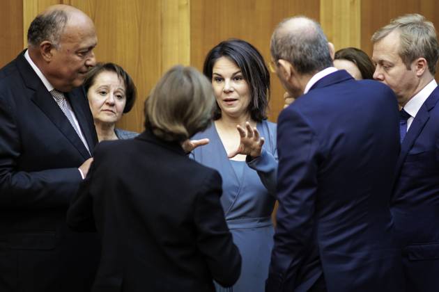 Lage im Nahostkonflikt: Annalena Baerbock, Bundesaussenministerin, laedt zu Kleeblatt-Treffen nach Berlin ein. Hier im Bild (L-R): Samih Schukri, Aussenminister von Aegypten, Catherine Colonna, Aussenministerin von Frankreich, Annalena Baerbock, Bundesaussenministerin, Ayman Safadi , Aussenminister von Jordanien, und Sven Koopmans, EU-Sonderbeauftragter fuer den Nahost-Friedensprozess. Berlin, 11.05.2023. Berlin Deutschland