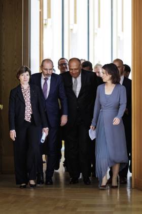 Lage im Nahostkonflikt: Annalena Baerbock, Bundesaussenministerin, laedt zu Kleeblatt-Treffen nach Berlin ein. Hier aufgenommen auf dem Weg zu einer Pressekonferenz nach dem gemeinsamen Gespraech (L-R): Catherine Colonna, Aussenministerin von Frankreich, Ayman Safadi , Aussenminister von Jordanien, Sameh Shoukry, Aussenminister von Aegypten, und Annalena Baerbock, Bundesaussenministerin. Berlin, 11.05.2023. Berlin Deutschland