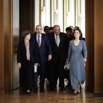 Lage im Nahostkonflikt: Annalena Baerbock, Bundesaussenministerin, laedt zu Kleeblatt-Treffen nach Berlin ein. Hier aufgenommen auf dem Weg zu einer Pressekonferenz nach dem gemeinsamen Gespraech (L-R): Catherine Colonna, Aussenministerin von Frankreich, Ayman Safadi , Aussenminister von Jordanien, Sameh Shoukry, Aussenminister von Aegypten, und Annalena Baerbock, Bundesaussenministerin. Berlin, 11.05.2023. Berlin Deutschland