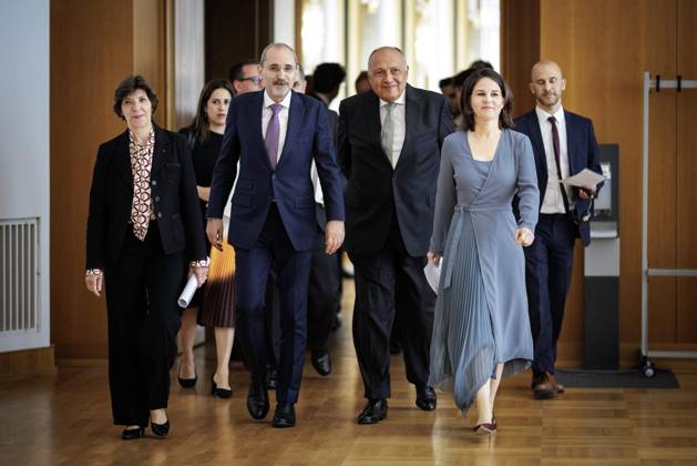 Lage im Nahostkonflikt: Annalena Baerbock, Bundesaussenministerin, laedt zu Kleeblatt-Treffen nach Berlin ein. Hier aufgenommen auf dem Weg zu einer Pressekonferenz nach dem gemeinsamen Gespraech (L-R): Catherine Colonna, Aussenministerin von Frankreich, Ayman Safadi , Aussenminister von Jordanien, Sameh Shoukry, Aussenminister von Aegypten, und Annalena Baerbock, Bundesaussenministerin. Berlin, 11.05.2023. Berlin Deutschland