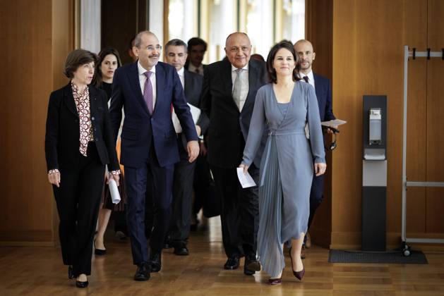 Lage im Nahostkonflikt: Annalena Baerbock, Bundesaussenministerin, laedt zu Kleeblatt-Treffen nach Berlin ein. Hier aufgenommen auf dem Weg zu einer Pressekonferenz nach dem gemeinsamen Gespraech (L-R): Catherine Colonna, Aussenministerin von Frankreich, Ayman Safadi , Aussenminister von Jordanien, Sameh Shoukry, Aussenminister von Aegypten, und Annalena Baerbock, Bundesaussenministerin. Berlin, 11.05.2023. Berlin Deutschland