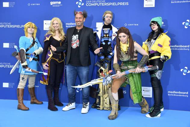 Tom Lehel mit den Cosplayern Link, Zelda, Soldier 76, Aloy und Killjoy bei der Verleihung des Deutschen Computerspielpreises 2023 im Spindler & Klatt. Berlin, 11.05.2023