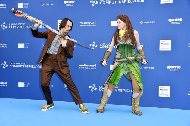 Andy Strauß mit Cosplayer Aloy bei der Verleihung des Deutschen Computerspielpreises 2023 im Spindler & Klatt. Berlin, 11.05.2023