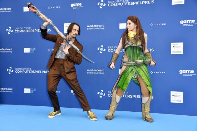 Andy Strauß mit Cosplayer Aloy bei der Verleihung des Deutschen Computerspielpreises 2023 im Spindler & Klatt. Berlin, 11.05.2023