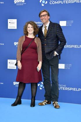 Laura Hofmann und Michael Sacher bei der Verleihung des Deutschen Computerspielpreises 2023 im Spindler & Klatt. Berlin, 11.05.2023