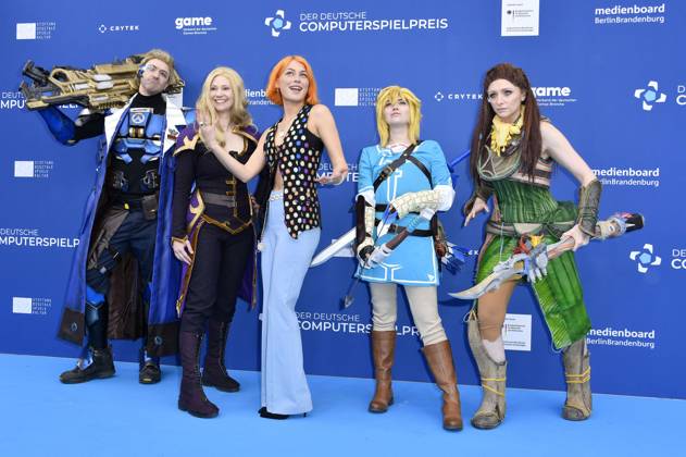 Alli Neumann mit den Cosplayern Soldier 76, Zelda, Link und Aloy bei der Verleihung des Deutschen Computerspielpreises 2023 im Spindler & Klatt. Berlin, 11.05.2023
