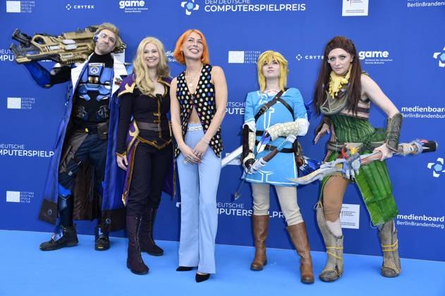 Alli Neumann mit den Cosplayern Soldier 76, Zelda, Link und Aloy bei der Verleihung des Deutschen Computerspielpreises 2023 im Spindler & Klatt. Berlin, 11.05.2023