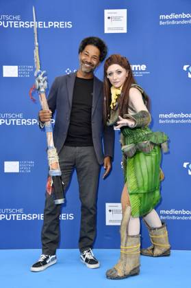 Tyron Ricketts mit Cosplayer Aloy bei der Verleihung des Deutschen Computerspielpreises 2023 im Spindler & Klatt. Berlin, 11.05.2023