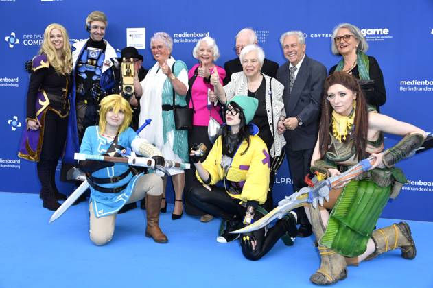 Senioren Zocken mit Cosplayern bei der Verleihung des Deutschen Computerspielpreises 2023 im Spindler & Klatt. Berlin, 11.05.2023