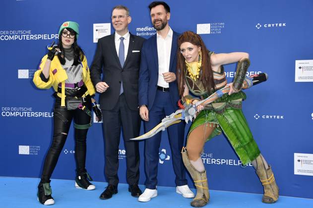 Florian Graf und Felix Falk mit den Cosplayern Killjoy und Aloy bei der Verleihung des Deutschen Computerspielpreises 2023 im Spindler & Klatt. Berlin, 11.05.2023