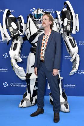 Uke Bosse mit Gamescom Bot bei der Verleihung des Deutschen Computerspielpreises 2023 im Spindler & Klatt. Berlin, 11.05.2023