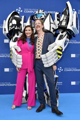 Katrin Bauerfeind und Uke Bosse mit Gamescom Bot bei der Verleihung des Deutschen Computerspielpreises 2023 im Spindler & Klatt. Berlin, 11.05.2023