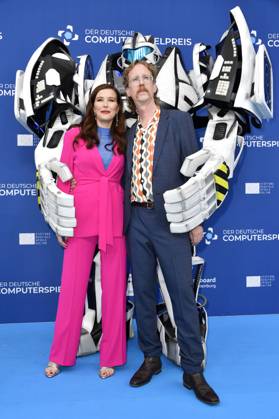 Katrin Bauerfeind und Uke Bosse mit Gamescom Bot bei der Verleihung des Deutschen Computerspielpreises 2023 im Spindler & Klatt. Berlin, 11.05.2023