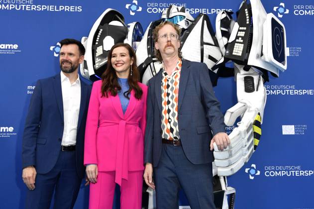 Felix Falk, Katrin Bauerfeind und Uke Bosse mit Gamescom Bot bei der Verleihung des Deutschen Computerspielpreises 2023 im Spindler & Klatt. Berlin, 11.05.2023