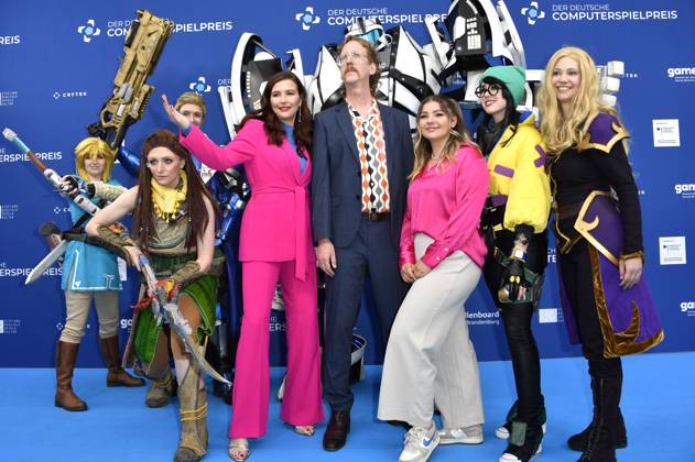 Katrin Bauerfeind, Uke Bosse und Olivia Osthushenrich aka Ollimeee mit Gamescom Bot und den Cosplayern Princess Link, Aloy, Soldier 76, Killjoy und Zelda bei der Verleihung des Deutschen Computerspielpreises 2023 im Spindler & Klatt. Berlin, 11.05.2023