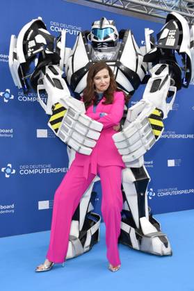 Katrin Bauerfeind mit Gamescom Bot bei der Verleihung des Deutschen Computerspielpreises 2023 im Spindler & Klatt. Berlin, 11.05.2023
