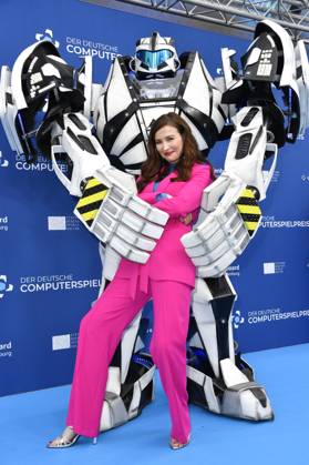 Katrin Bauerfeind mit Gamescom Bot bei der Verleihung des Deutschen Computerspielpreises 2023 im Spindler & Klatt. Berlin, 11.05.2023