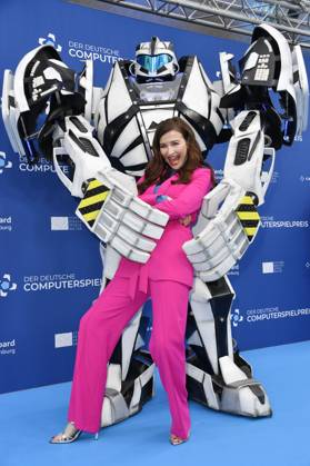 Katrin Bauerfeind und Gamescom Bot bei der Verleihung des Deutschen Computerspielpreises 2023 im Spindler & Klatt. Berlin, 11.05.2023
