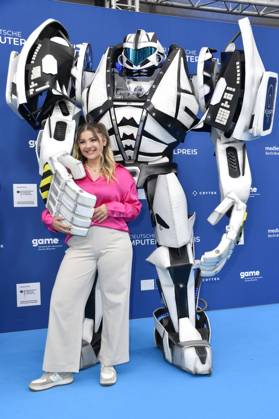 Olivia Osthushenrich aka Ollimeee mit Gamescom Bot bei der Verleihung des Deutschen Computerspielpreises 2023 im Spindler & Klatt. Berlin, 11.05.2023
