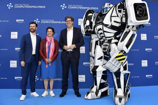 Bilder des Jahres 2023, Entertainment 05 Mai Entertainment Themen der Woche KW19 Entertainment Bilder des Tages Felix Falk, Sandra Detzer und Michael Kellner mit Gamescom Bot bei der Verleihung des Deutschen Computerspielpreises 2023 im Spindler & Klatt. Berlin, 11.05.2023