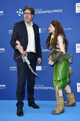 Michael Kellner mit Cosplayer Aloy bei der Verleihung des Deutschen Computerspielpreises 2023 im Spindler & Klatt. Berlin, 11.05.2023