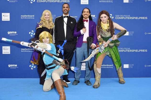 Patrice Bouedibela und Masud Akbarzadeh mit den Cosplayern Zelda, Link und Aloy bei der Verleihung des Deutschen Computerspielpreises 2023 im Spindler & Klatt. Berlin, 11.05.2023