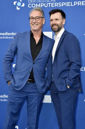 Helge Jürgens und Felix Falk mit Gamescom Bot bei der Verleihung des Deutschen Computerspielpreises 2023 im Spindler & Klatt. Berlin, 11.05.2023