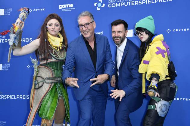 Helge Jürgens und Felix Falk mit den Cosplayern Aloy und Killjoy bei der Verleihung des Deutschen Computerspielpreises 2023 im Spindler & Klatt. Berlin, 11.05.2023