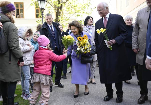 Queen Silvia and King Carl Gustaf greet children outside a university The King and Queen are on an official visit to Estonia 2 4 May 2023 TARTU ESTONIA x10050x Copyright: xPontusxLundahlx xTTx ESTLAND STATSBESÖK TTABB0000000000183268