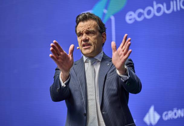 Christoph Gröner, CEO Gröner Group EUR, Europa, Deutschland, Berlin, 12.05.2023: Keynote Christoph Gröner, CEO Gröner Group. Unter dem Motto: Alle 80 Sekunden müsste eine Wohnung gebaut werden, um das Ziel 400.000 neue Wohnungen im Jahr zu erreichen. Das Baustellengespräch 80 Sekunden - Neues Bauen vermittelt Kontakte zwischen Politik, Wirtschaft, Investoren sowie der Wissenschaft.