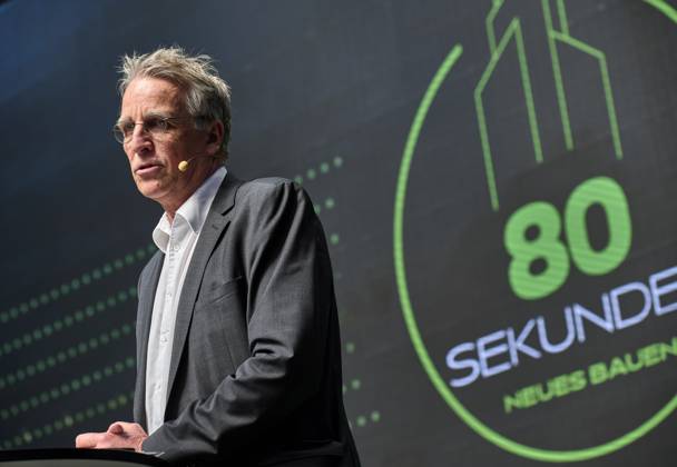 80 Sekunden: Neues Bauen- Keynote Stefan Wenzel, BMWK EUR, Europa, Deutschland, Berlin, 12.05.2023: Unter dem Motto: Alle 80 Sekunden müsste eine Wohnung gebaut werden, um das Ziel 400.000 neue Wohnungen im Jahr zu erreichen. Das Baustellengespräch 80 Sekunden - Neues Bauen vermittelt Kontakte zwischen Politik, Wirtschaft, Investoren sowie der Wissenschaft.