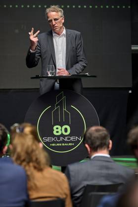 80 Sekunden: Neues Bauen- Keynote Stefan Wenzel, BMWK EUR, Europa, Deutschland, Berlin, 12.05.2023: Unter dem Motto: Alle 80 Sekunden müsste eine Wohnung gebaut werden, um das Ziel 400.000 neue Wohnungen im Jahr zu erreichen. Das Baustellengespräch 80 Sekunden - Neues Bauen vermittelt Kontakte zwischen Politik, Wirtschaft, Investoren sowie der Wissenschaft.