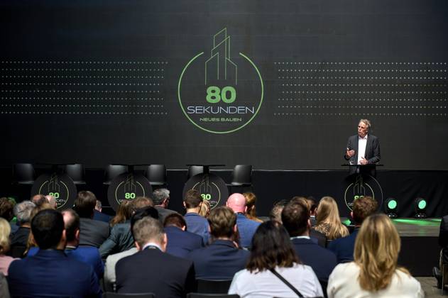80 Sekunden: Neues Bauen- Keynote Stefan Wenzel, BMWK EUR, Europa, Deutschland, Berlin, 12.05.2023: Unter dem Motto: Alle 80 Sekunden müsste eine Wohnung gebaut werden, um das Ziel 400.000 neue Wohnungen im Jahr zu erreichen. Das Baustellengespräch 80 Sekunden - Neues Bauen vermittelt Kontakte zwischen Politik, Wirtschaft, Investoren sowie der Wissenschaft.