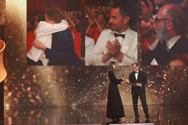 Deutscher Filmpreis 2023 J.J. Liefers Laudator BESTE MÄNNLICHE NEBENROLLE Gewinner Albrecht Schuch bei der Verleihung der Lola - Deutscher Filmpreis 2023 im Theater am Potsdamer Platz in Berlin 12.05.2023 Copyright: xEventpressx