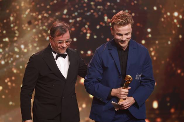 Deutscher Filmpreis 2023 J.J. Liefers Laudator BESTE MÄNNLICHE NEBENROLLE Gewinner Albrecht Schuch bei der Verleihung der Lola - Deutscher Filmpreis 2023 im Theater am Potsdamer Platz in Berlin 12.05.2023 Copyright: xEventpressx