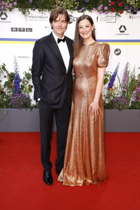 Alexandra Maria Lara und ihr Ehmann Sam Riley bei der Ankunft zur Verleihung Deutscher Filmpreis am 12.05.2023 in Berlin Deutscher Filmpreis 2023 in Berlin - Ankunft Roter Teppich