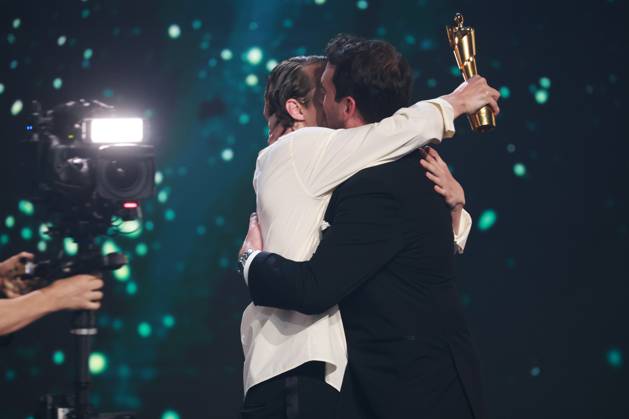 Deutscher Filmpreis 2023 Felix Kammerer Laudator BESTE KAMERA & BILDGESTALTUNG Gewinner James Friend bei der Verleihung der Lola - Deutscher Filmpreis 2023 im Theater am Potsdamer Platz in Berlin 12.05.2023 Copyright: xEventpressx
