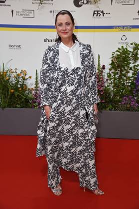 Inka Friedrich bei der Ankunft auf dem Roten Teppich zum DEUTSCHER FILMPREIS 2023 im Theater am Potsdamer Platz in Berlin am 12.05.2023