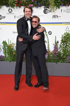 Pierre Kiwitt, Thomas Arnold bei der Ankunft auf dem Roten Teppich zum DEUTSCHER FILMPREIS 2023 im Theater am Potsdamer Platz in Berlin am 12.05.2023